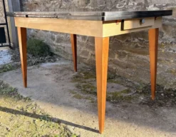 Table extensible moderniste française beige, pieds bois, circa 1955