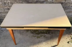 Table extensible moderniste française beige, pieds bois, circa 1955