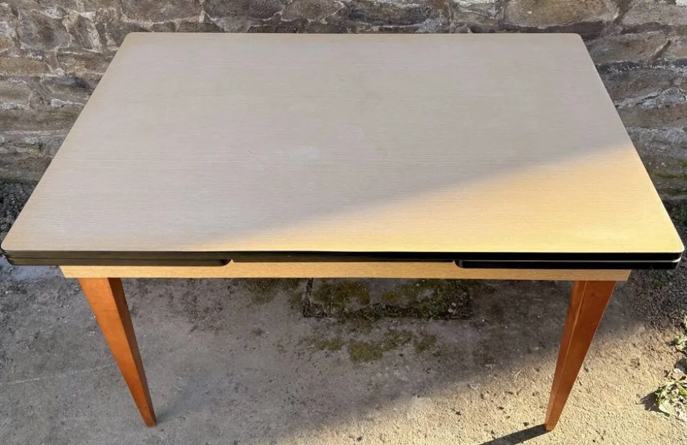 Table extensible moderniste française beige, pieds bois, circa 1955