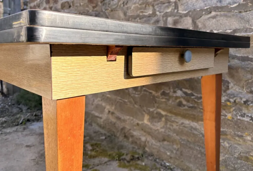 Table extensible moderniste française beige, pieds bois, circa 1955