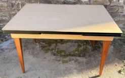 Table extensible moderniste française beige, pieds bois, circa 1955