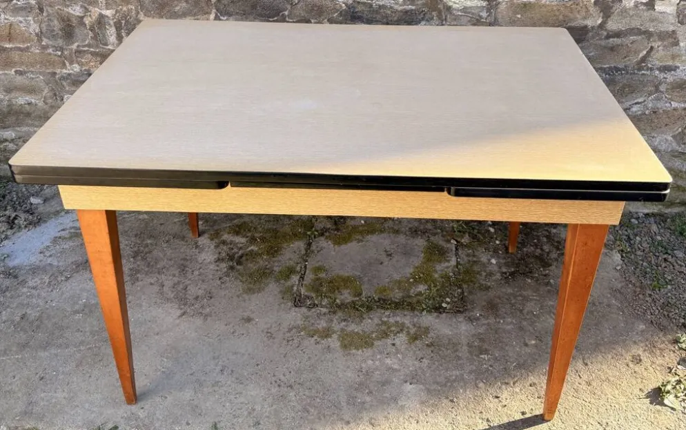 Table extensible moderniste française beige, pieds bois, circa 1955