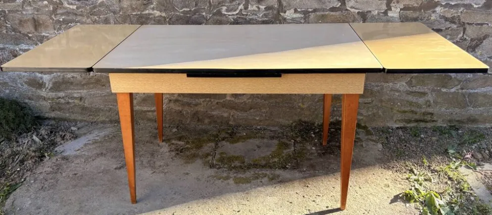 Table extensible moderniste française beige, pieds bois, circa 1955
