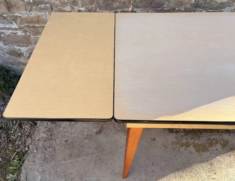 Table extensible moderniste française beige, pieds bois, circa 1955