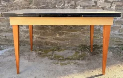 Table extensible moderniste française beige, pieds bois, circa 1955