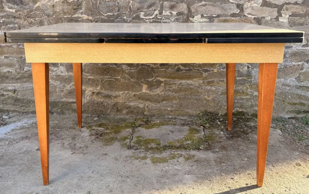 Table extensible moderniste française beige, pieds bois, circa 1955