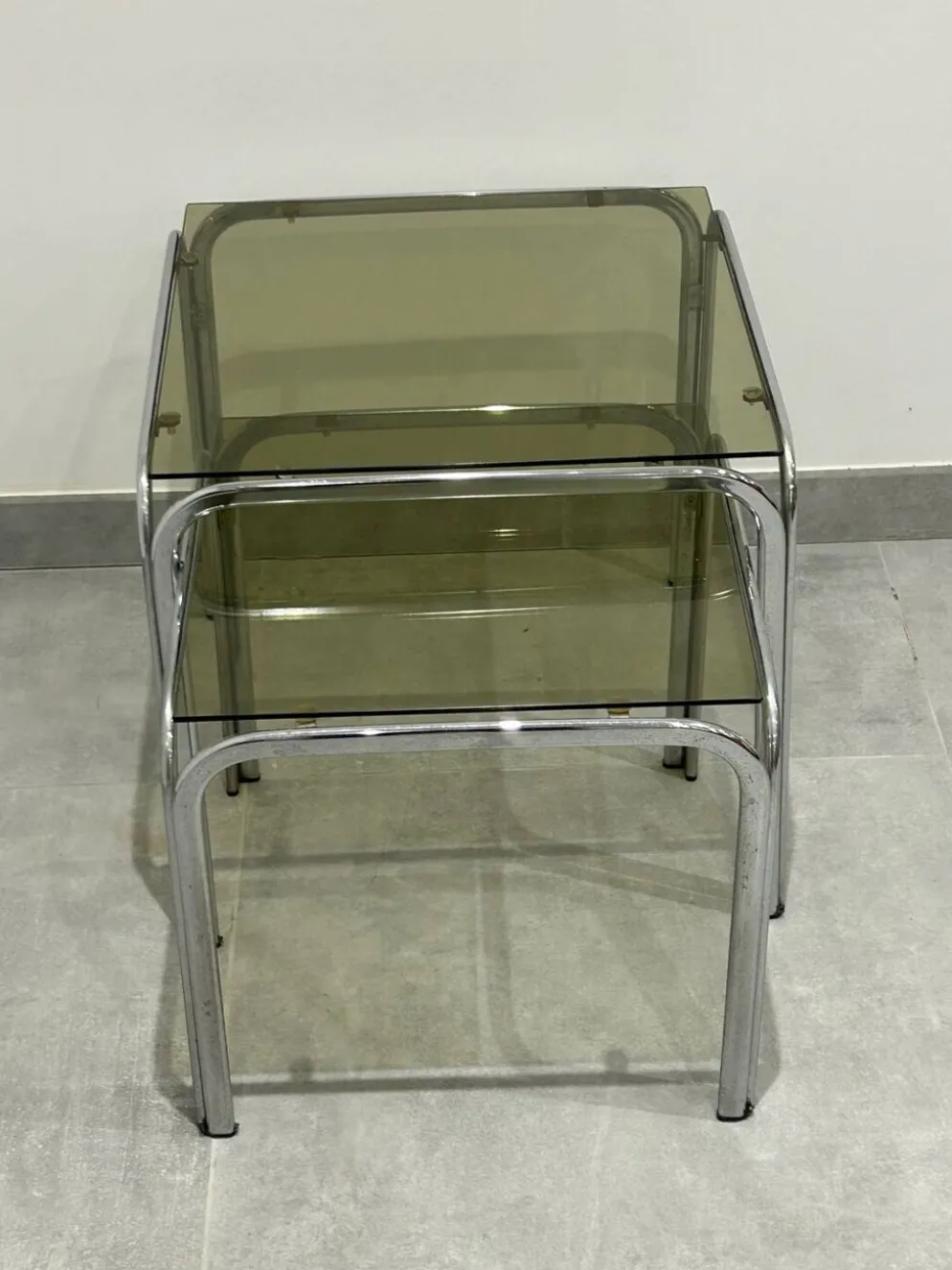Table gigogne chrome et verre fumé lot de 2