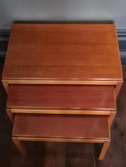 Table gigogne classique (3) par Russell Gordon / Russel & Broadway, style Midcentury Modern