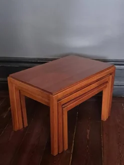 Table gigogne classique (3) par Russell Gordon / Russel & Broadway, style Midcentury Modern