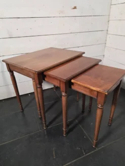 Table gigogne en merisier massif du milieu XXème