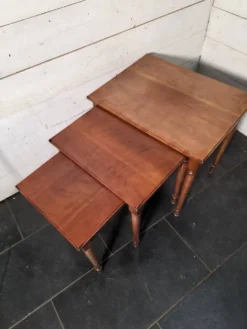 Table gigogne en merisier massif du milieu XXème