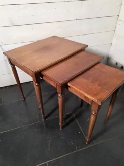 Table gigogne en merisier massif du milieu XXème