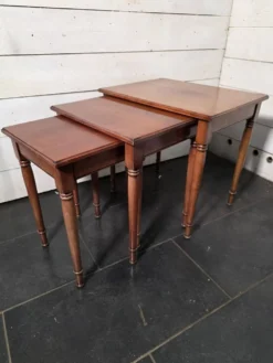 Table gigogne en merisier massif du milieu XXème