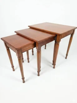 Table gigogne en merisier massif du milieu XXème