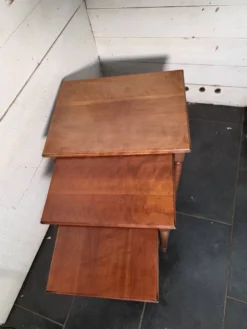 Table gigogne en merisier massif du milieu XXème
