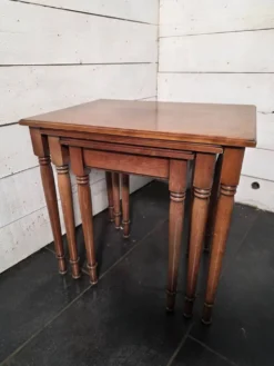 Table gigogne en merisier massif du milieu XXème