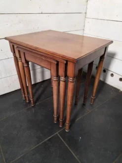 Table gigogne en merisier massif du milieu XXème