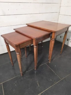 Table gigogne en merisier massif du milieu XXème