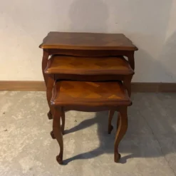 Table gigogne en merisier style Louis XV