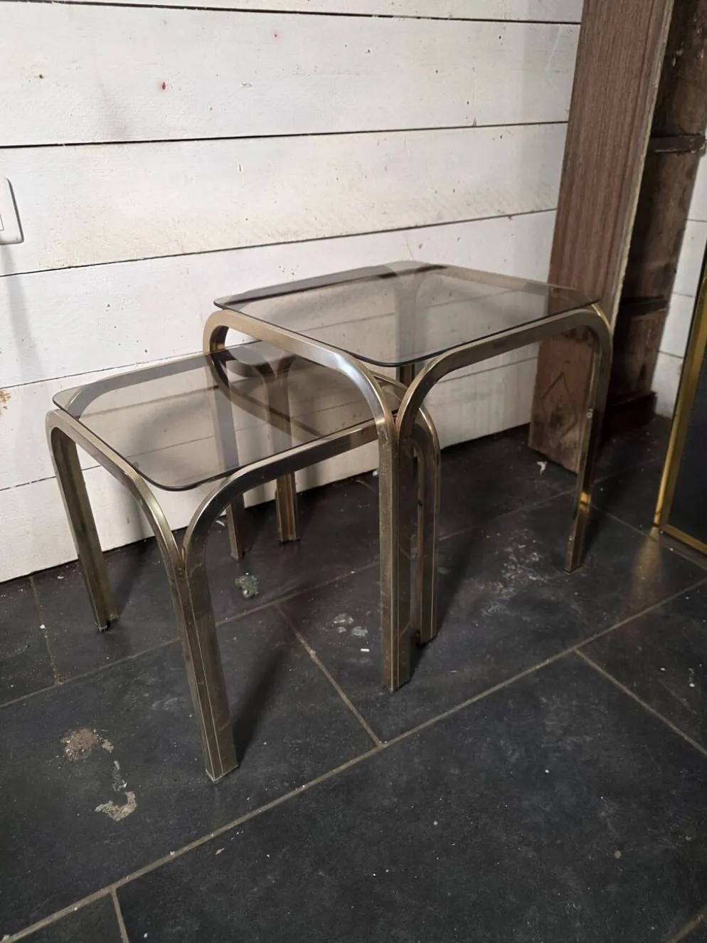 Table gigogne en métal doré des années 70