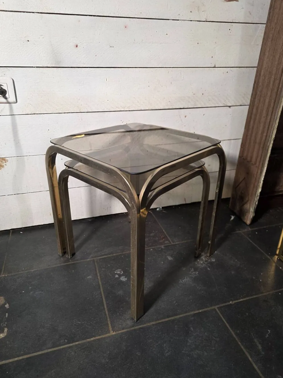 Table gigogne en métal doré des années 70