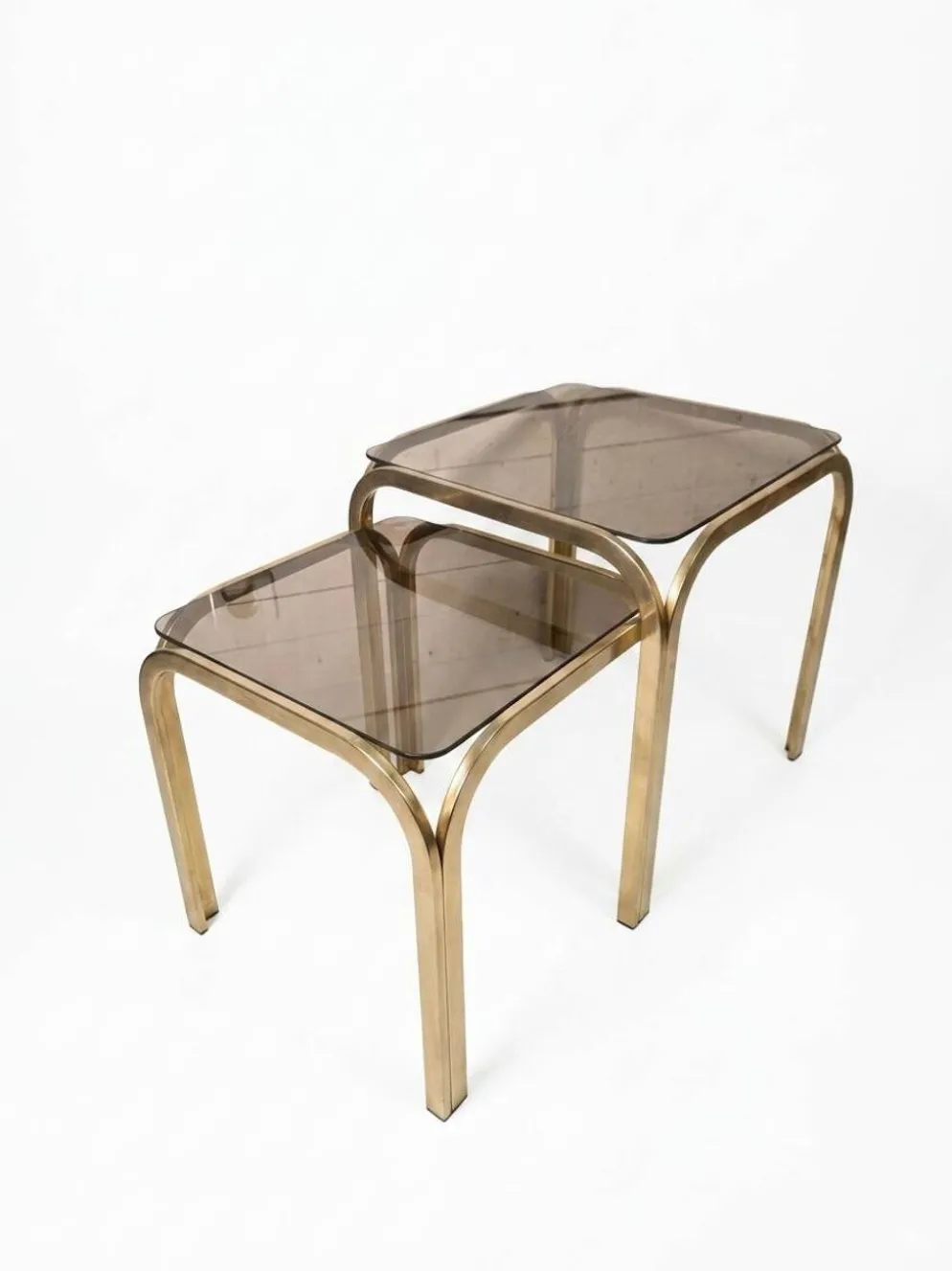 Table gigogne en métal doré des années 70