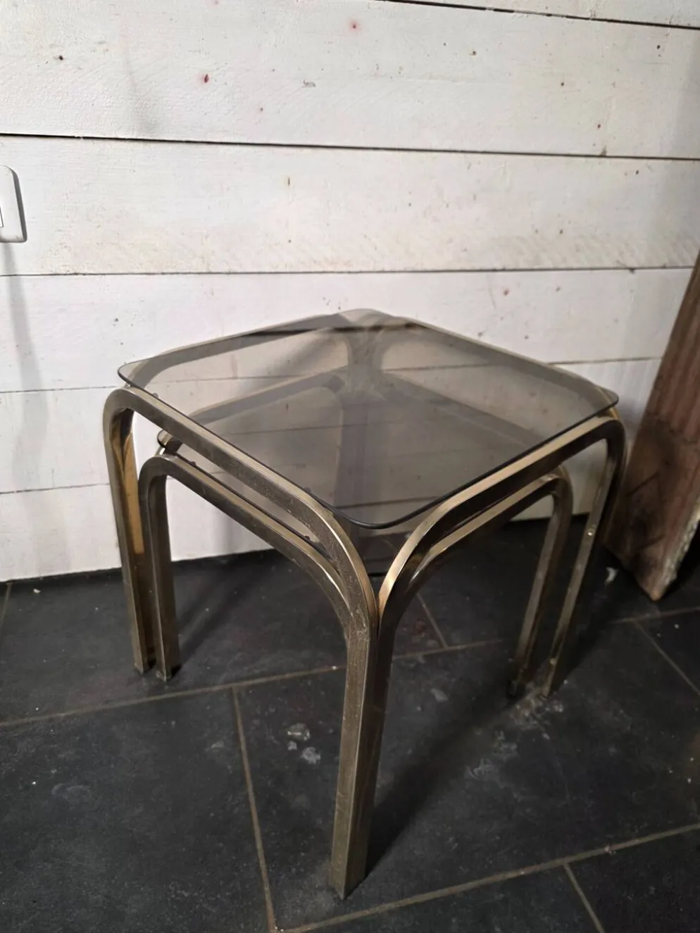 Table gigogne en métal doré des années 70