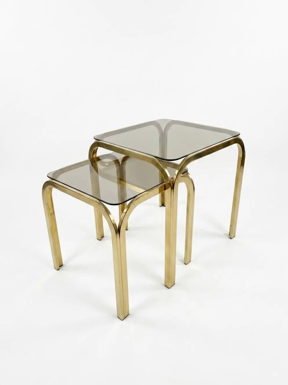 Table gigogne en métal doré des années 70