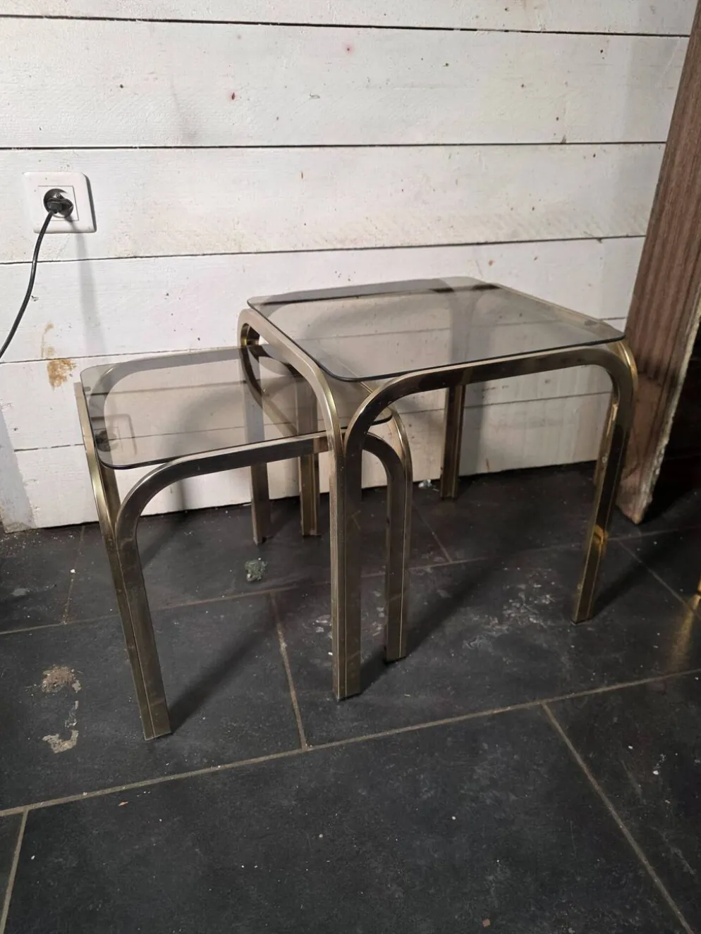 Table gigogne en métal doré des années 70
