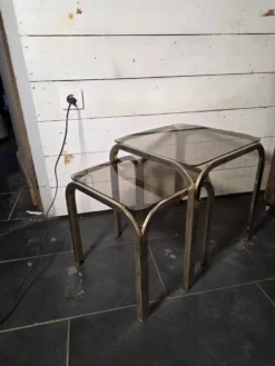 Table gigogne en métal doré des années 70