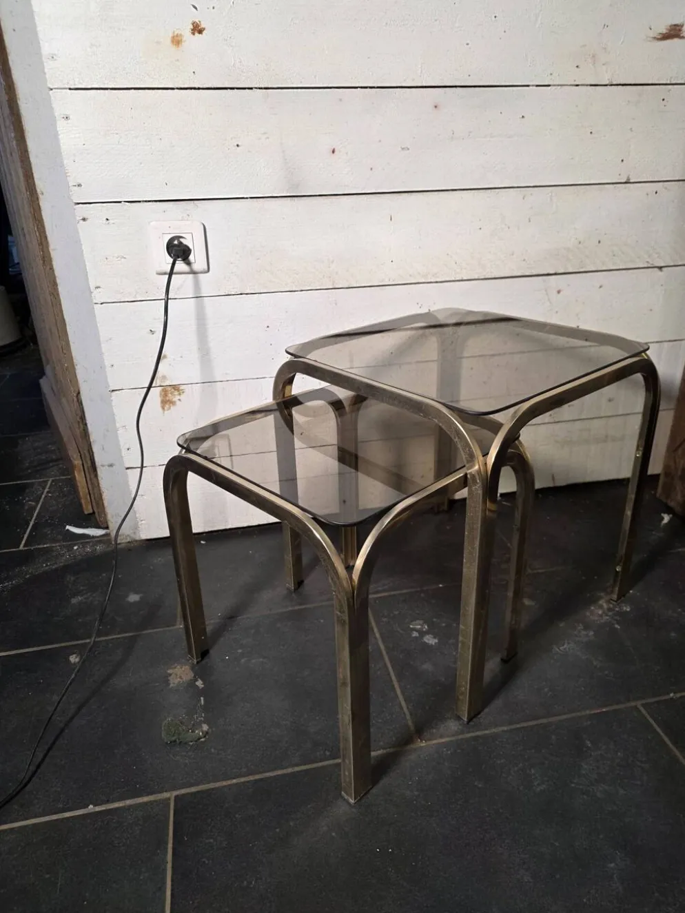 Table gigogne en métal doré des années 70