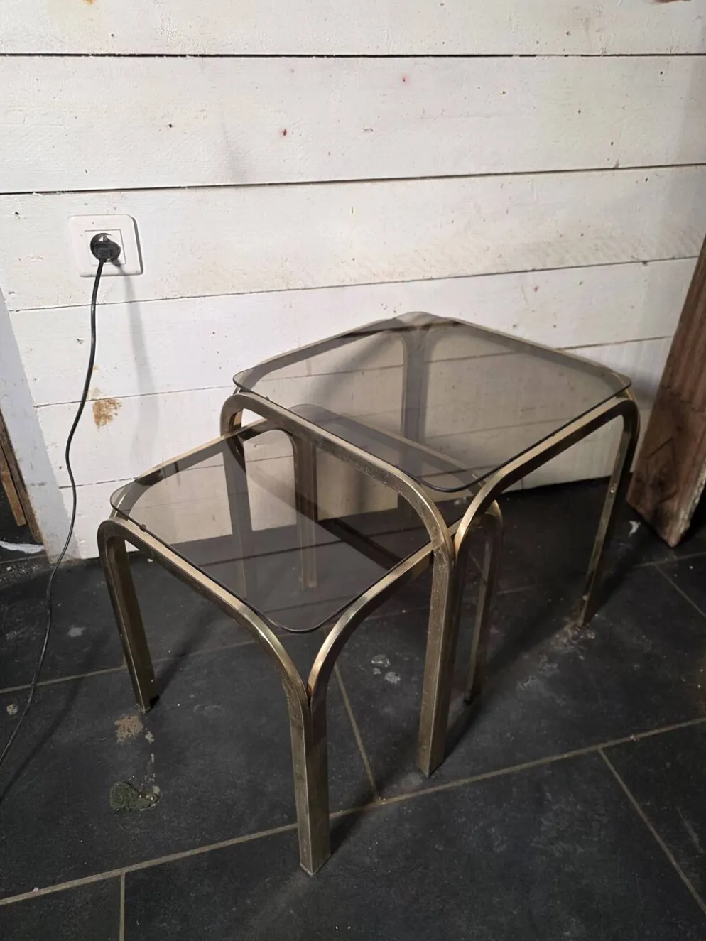 Table gigogne en métal doré des années 70