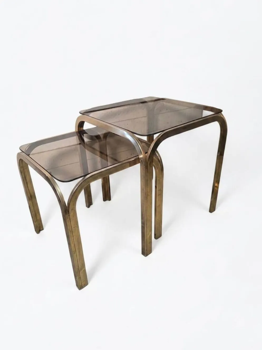 Table gigogne en métal doré des années 70