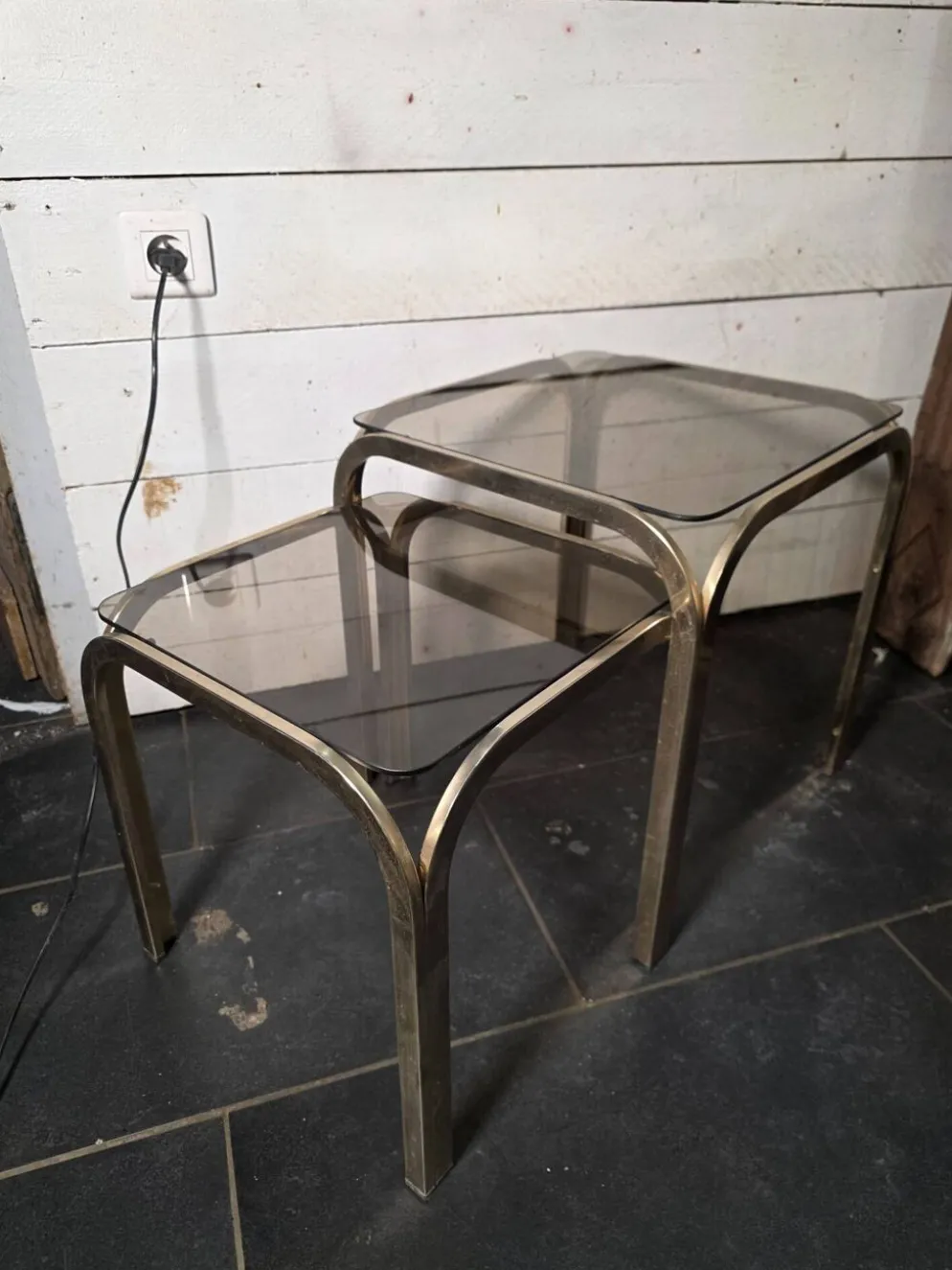 Table gigogne en métal doré des années 70