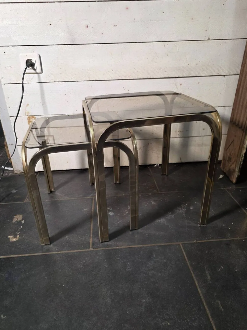 Table gigogne en métal doré des années 70