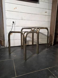 Table gigogne en métal doré des années 70