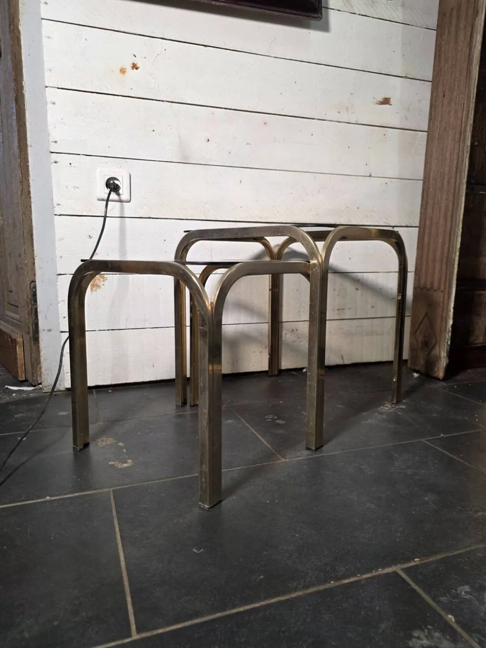 Table gigogne en métal doré des années 70