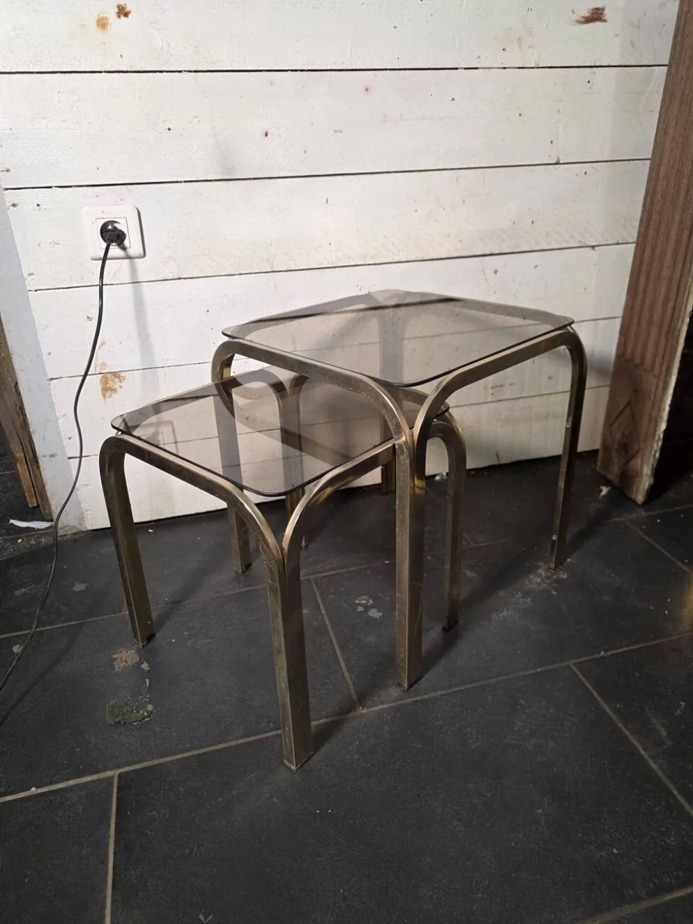 Table gigogne en métal doré des années 70