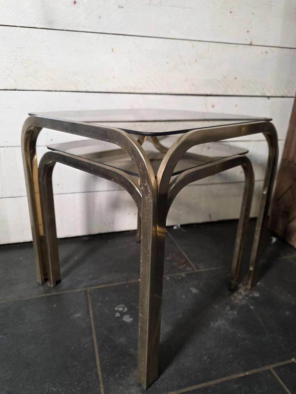Table gigogne en métal doré des années 70