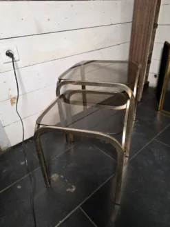 Table gigogne en métal doré des années 70