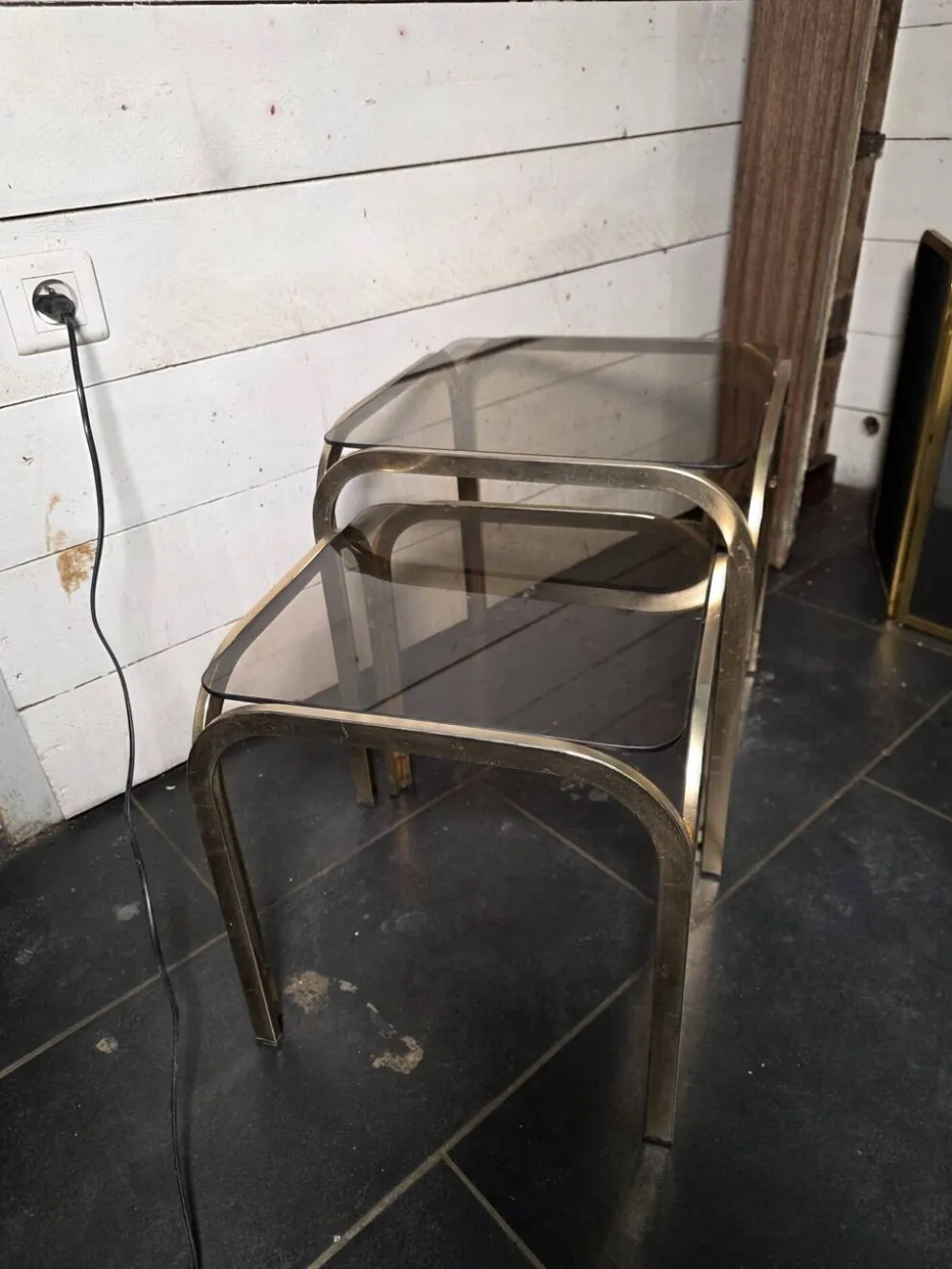 Table gigogne en métal doré des années 70