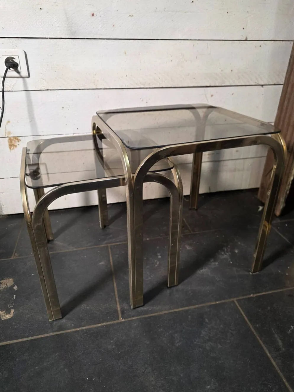 Table gigogne en métal doré des années 70
