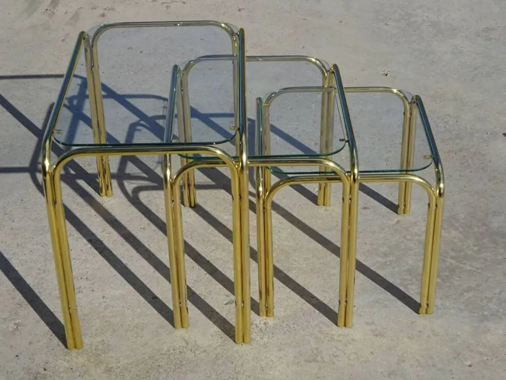 Table gigogne en métal doré et verre