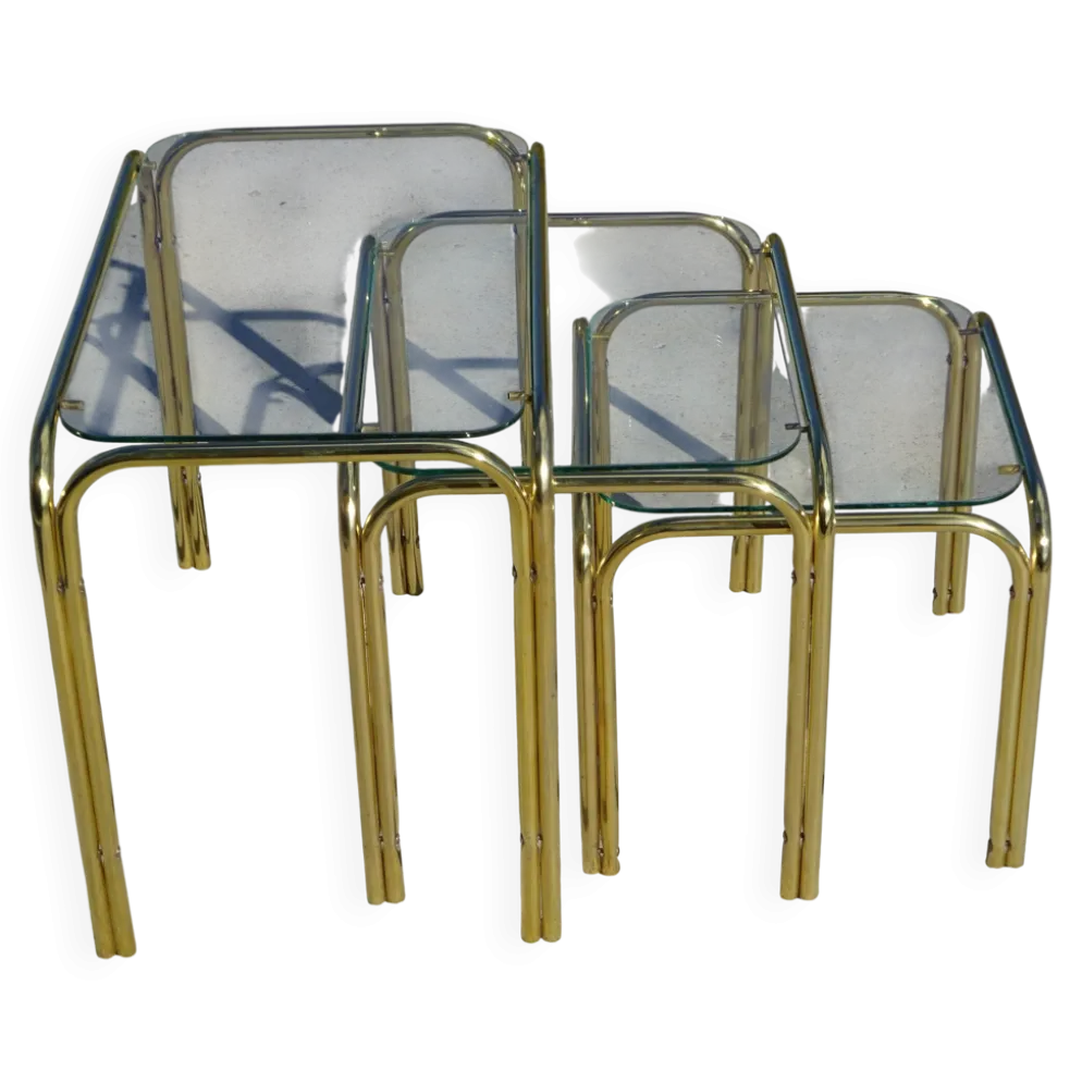 Table gigogne en métal doré et verre