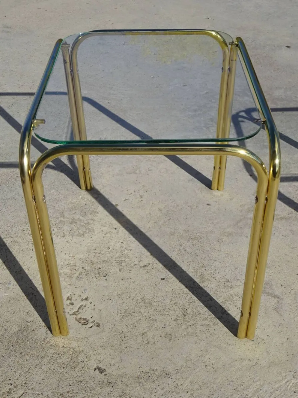 Table gigogne en métal doré et verre