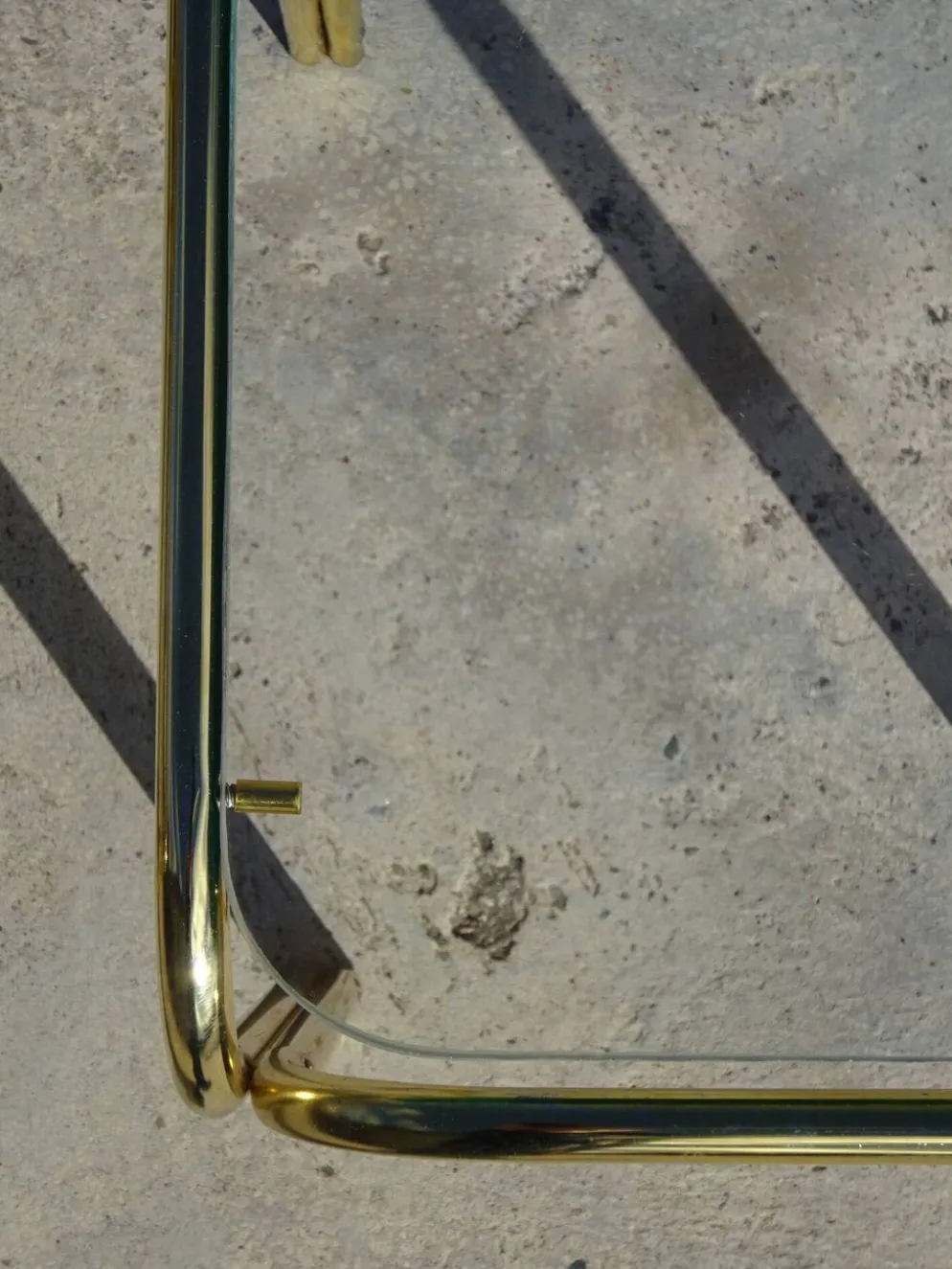 Table gigogne en métal doré et verre