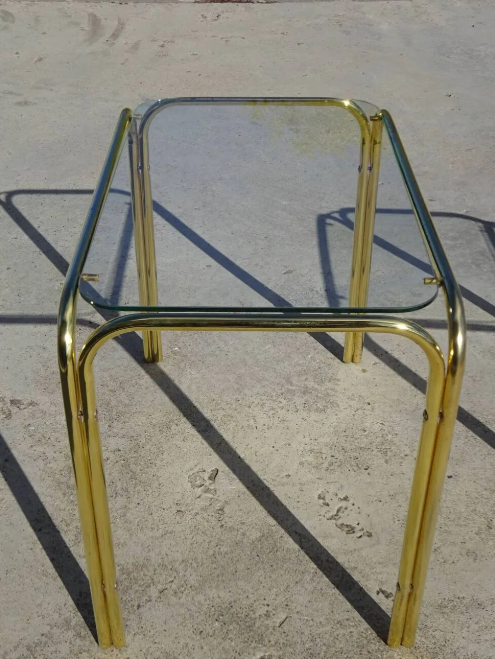 Table gigogne en métal doré et verre