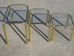 Table gigogne en métal doré et verre