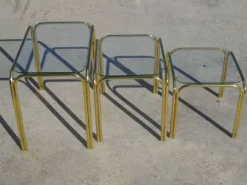 Table gigogne en métal doré et verre