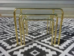 Table gigogne en métal doré et verre